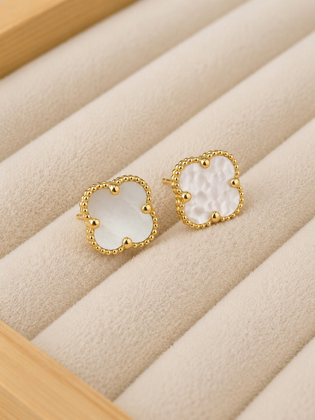 TOPITO TREBOL NACAR BLANCO 18K